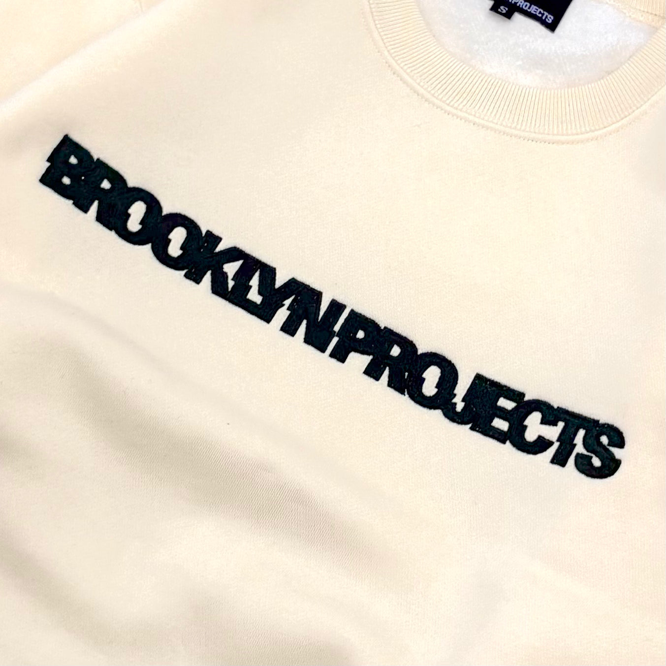 BP EMBROIDERD SLICE LOGO CREW SWEAT NATURAL/DK GREEN