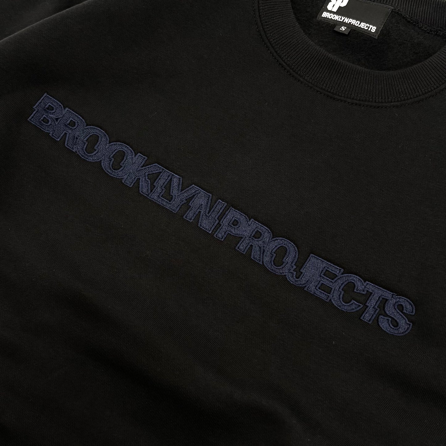 BP EMBROIDERD SLICE LOGO CREW SWEAT BLACK /DK NAVY