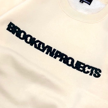 BP EMBROIDERD SLICE LOGO CREW SWEAT NATURAL/DK GREEN