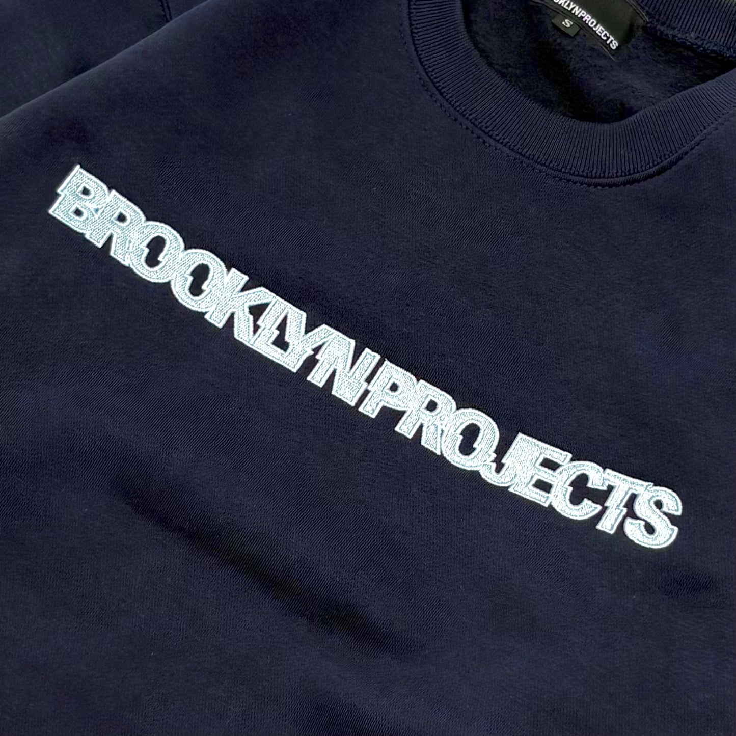 BP EMBROIDERD SLICE LOGO CREW SWEAT NAVY/LT BLUE