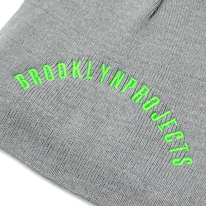 BP EMBROIDERD ARCH LOGO BEANIE GRAY